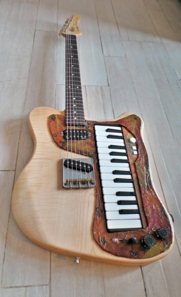 Guitarra teclado fabricada por Luka Zotti